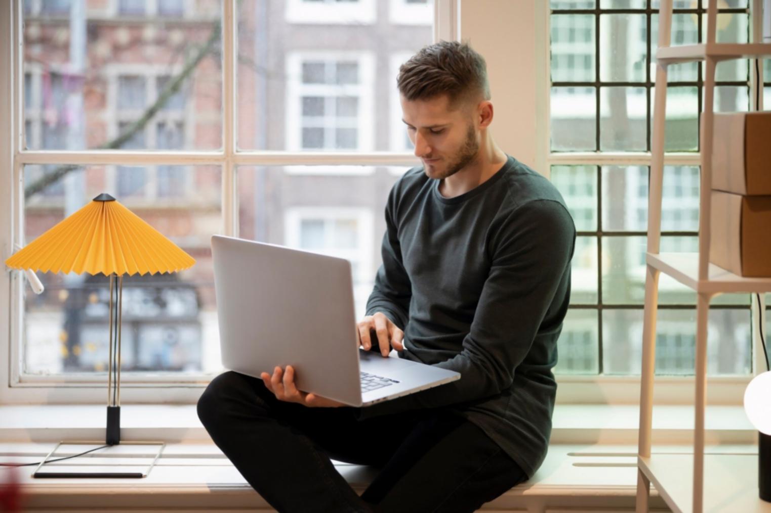 Personne analysant ses finances personnelles avec calculatrice et documents